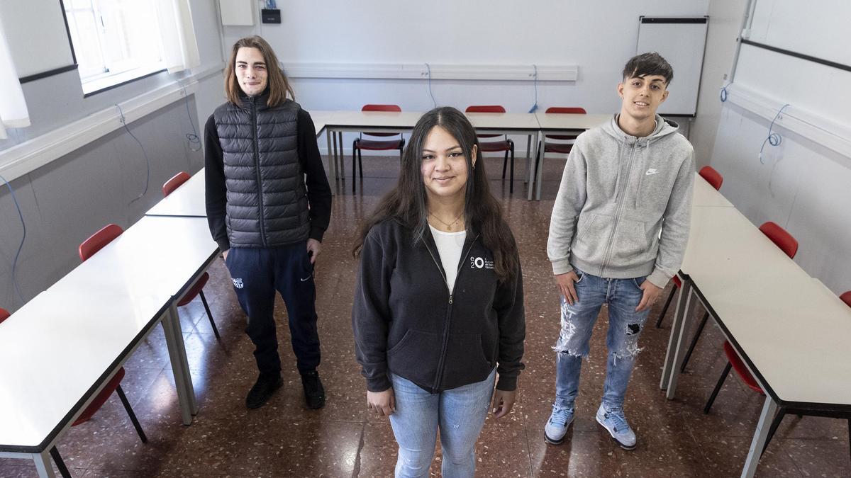 Barcelona 7/11/2022 Entrevista con tres chicos que, después de un abandono escolar prematuro i de pasar por una escuela de segundas oportunidades, se han reenganchado al sistema educativo i están estudiando un ciclo formativo. En la foto, Enric, Katherin y Edgar en el Centre de Formació Professional BEMEN-3  Foto de Ferran Nadeu