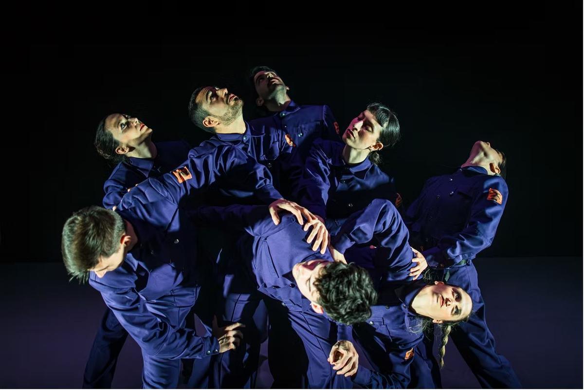 Vuit ballarins donen vida a una coreografia tensa i claustrofòbica, el cor de 'Halley' de la companyia Led Silhouette.