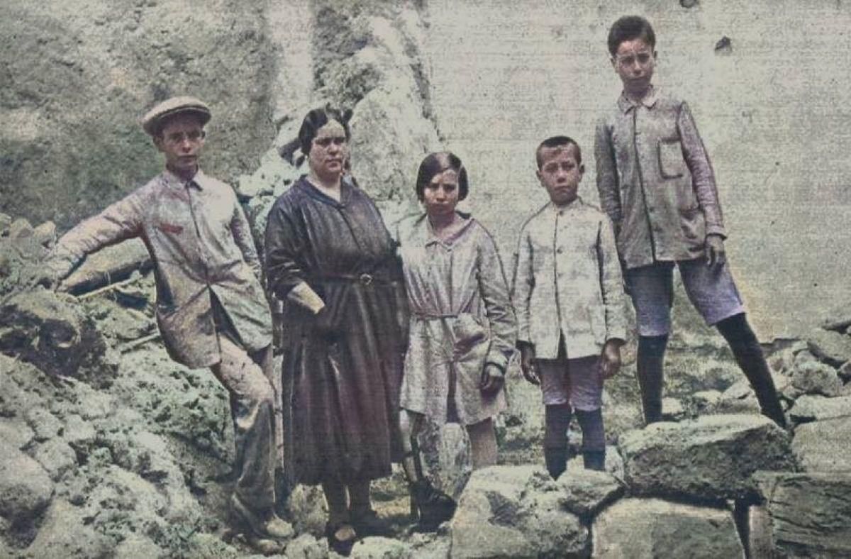 Una de las familias afectadas por el terremoto, en una imagen de la época coloreada.