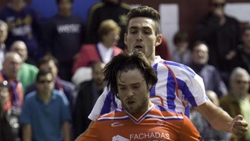Borja Argüelles controla el balón ante un contrario.