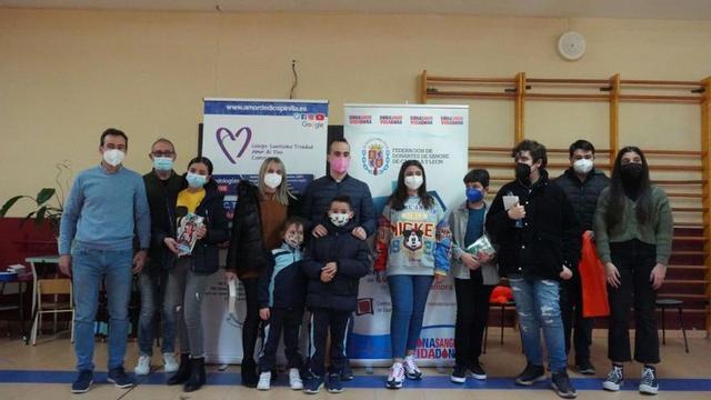 Algunos de los ganadores del concurso de relato corto del colegio Santísima Trinidad.