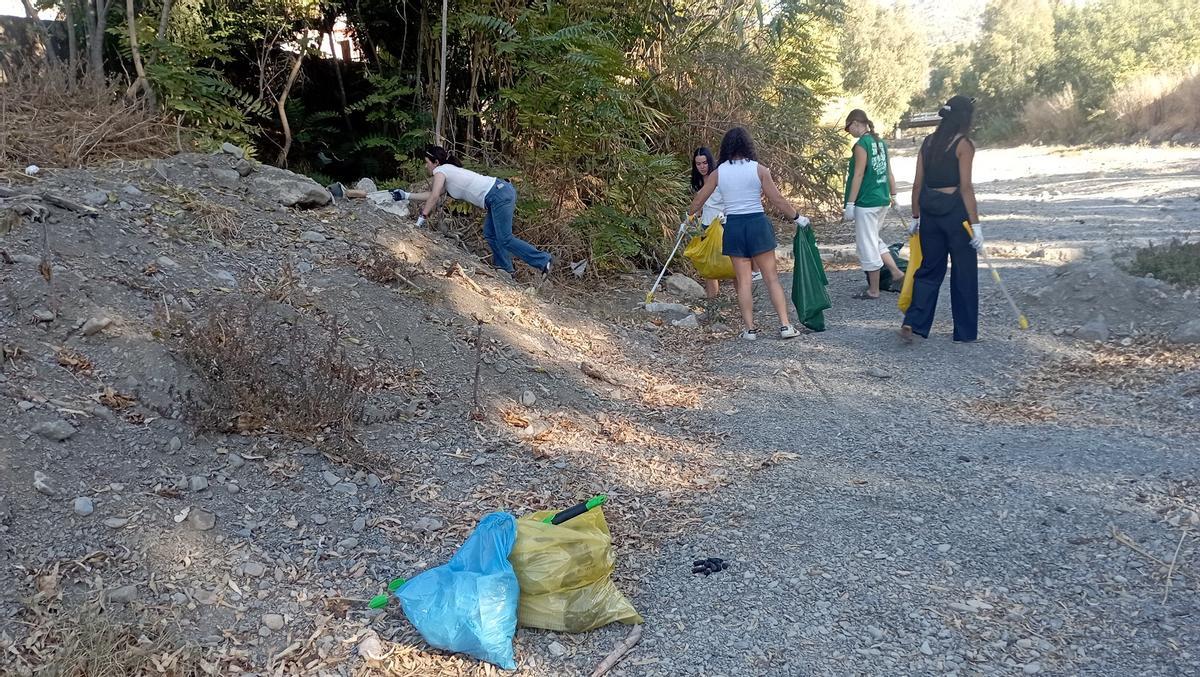Estudiantes de Estados Unidos, en plena limpieza en el arroyo Jaboneros.