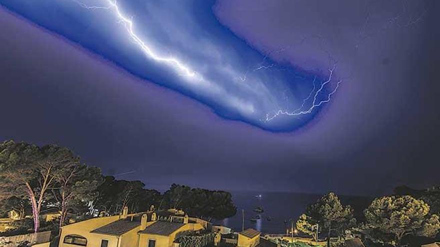 Un rayo cae sobre Sant Elm (Andratx) durante la tormenta que tuvo lugar en la tórrida madrugada de ayer.