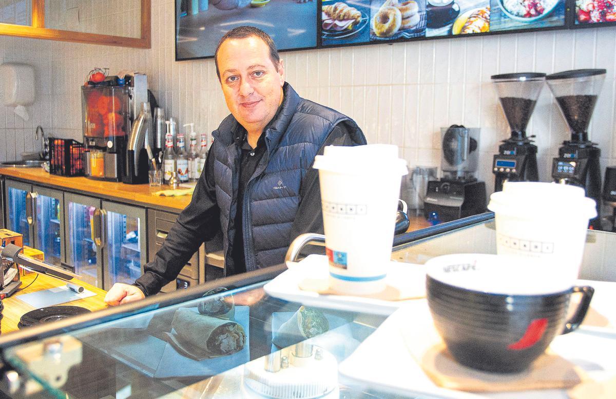 El empresario Salvador Martí, en el establecimiento de la cadena de cafeterías Vanadi Coffee en la avenida de Maisonnave, en Alicante.
