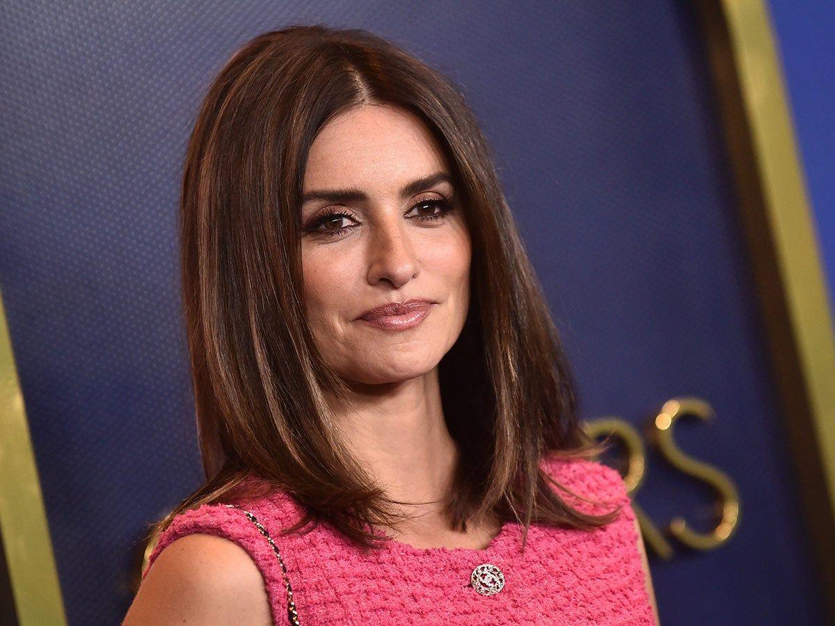 Penélope Cruz con raya al medio y reflejos rubios