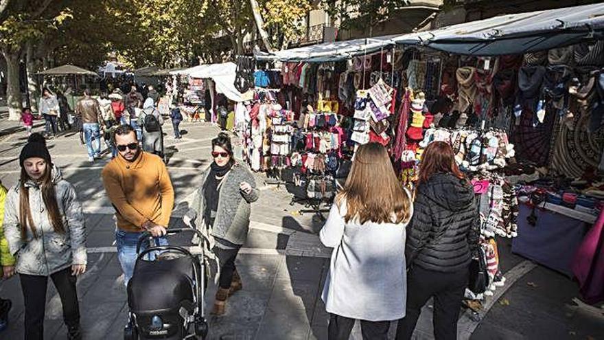 La Fira de Sant Andreu torna a omplir de gent el Passeig