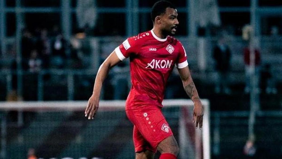 Fabrice Montcheu disputando un partido con su antiguo equipo, el Würzburger Kickers