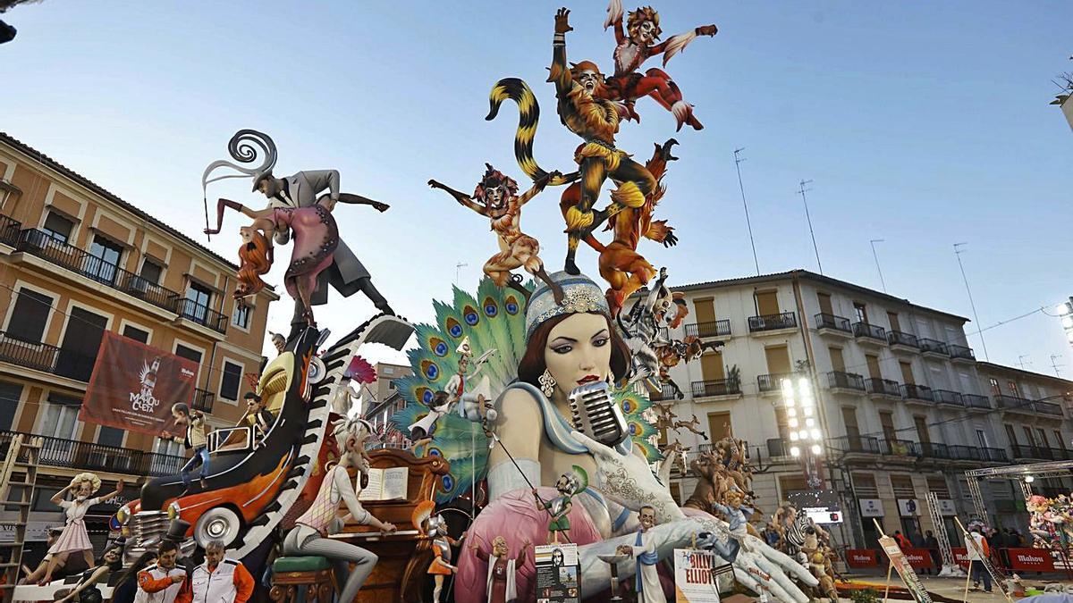 La falla se monta en el cruce de Convento Jerusalén con Matemático Marzal. | M.A.MONTESINOS