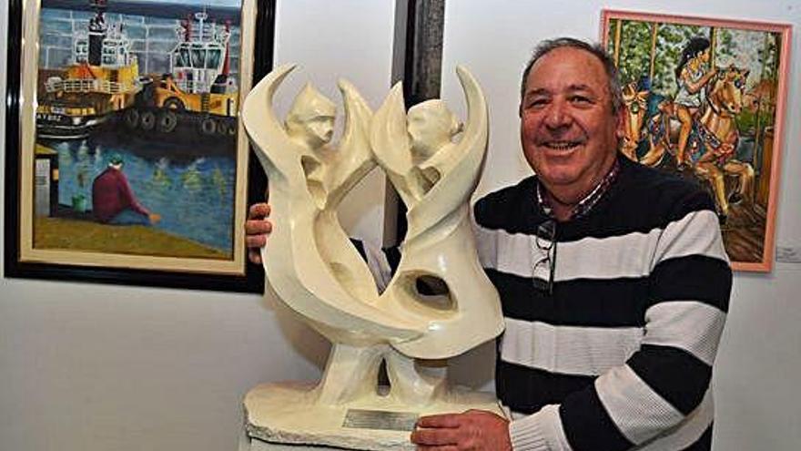 El artista Julio Ramilo, ayer con la escultura donada a Cántigas da Terra.