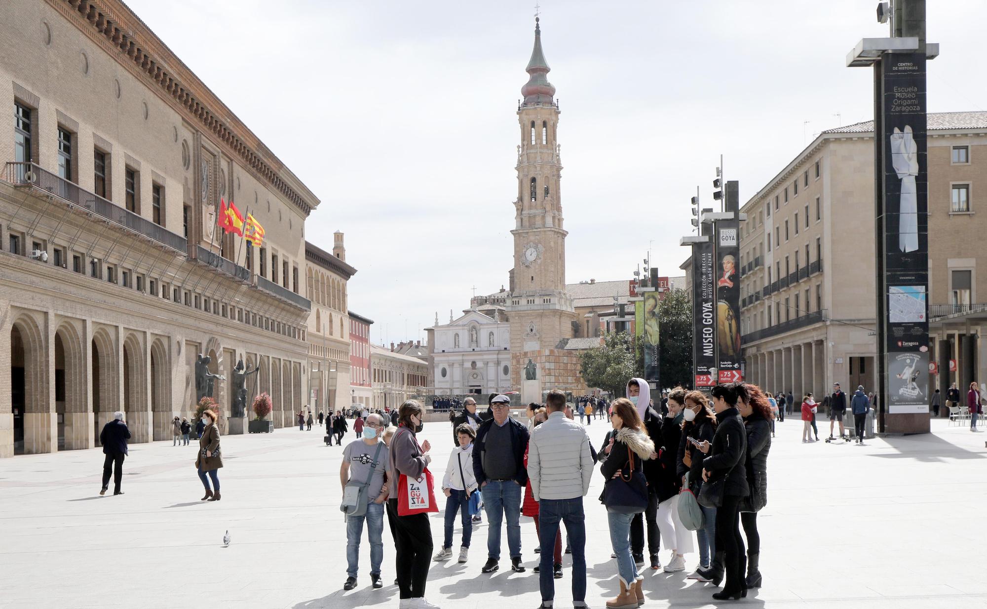 Una guía de Zaragusta explica los monumentos de la plaza del Pilar, el viernes pasado, a un grupo de visitantes españoles.