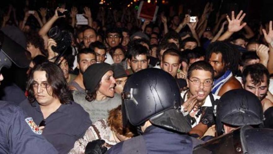 La policía y los indignados siguen frente a frente