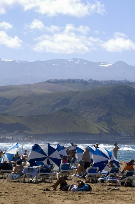 NIEVE EN LA CUMBRE DESDE LA PLAYA DE LAS CANTERAS