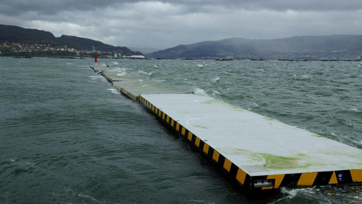 El dique flotante de abrigo, durante el temporal de este fin de semana. / Cedida