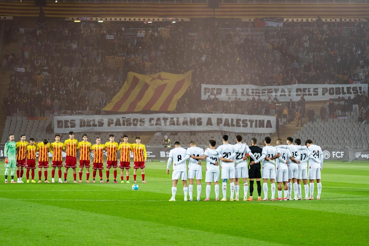 Los jugadores de Catalunya y Palestina antes del partido.