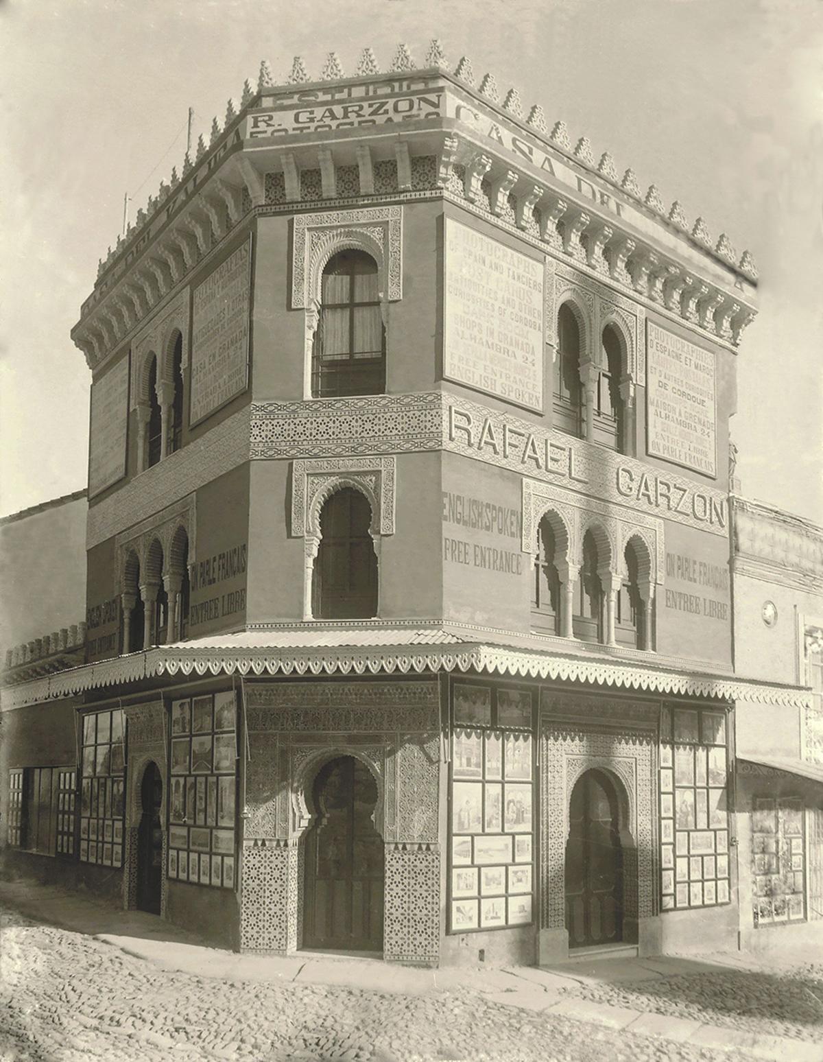 La fachada del edificio a principios del siglo XX La fachada del edificio a principios del siglo XX