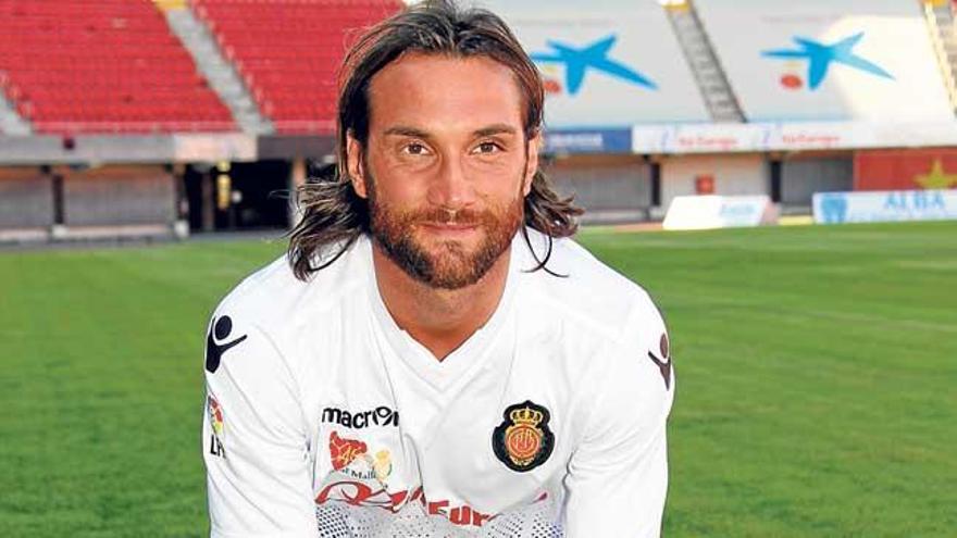 Rolando Bianchi posa en el césped de Son Moix como nuevo jugador del Mallorca.