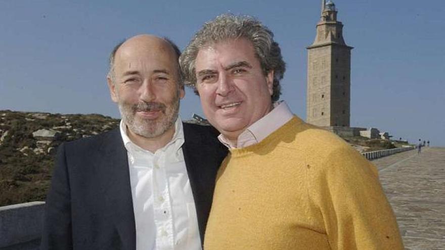 El alcalde y César Antonio Molina posan con la Torre de Hércules de fondo. / víctor echave