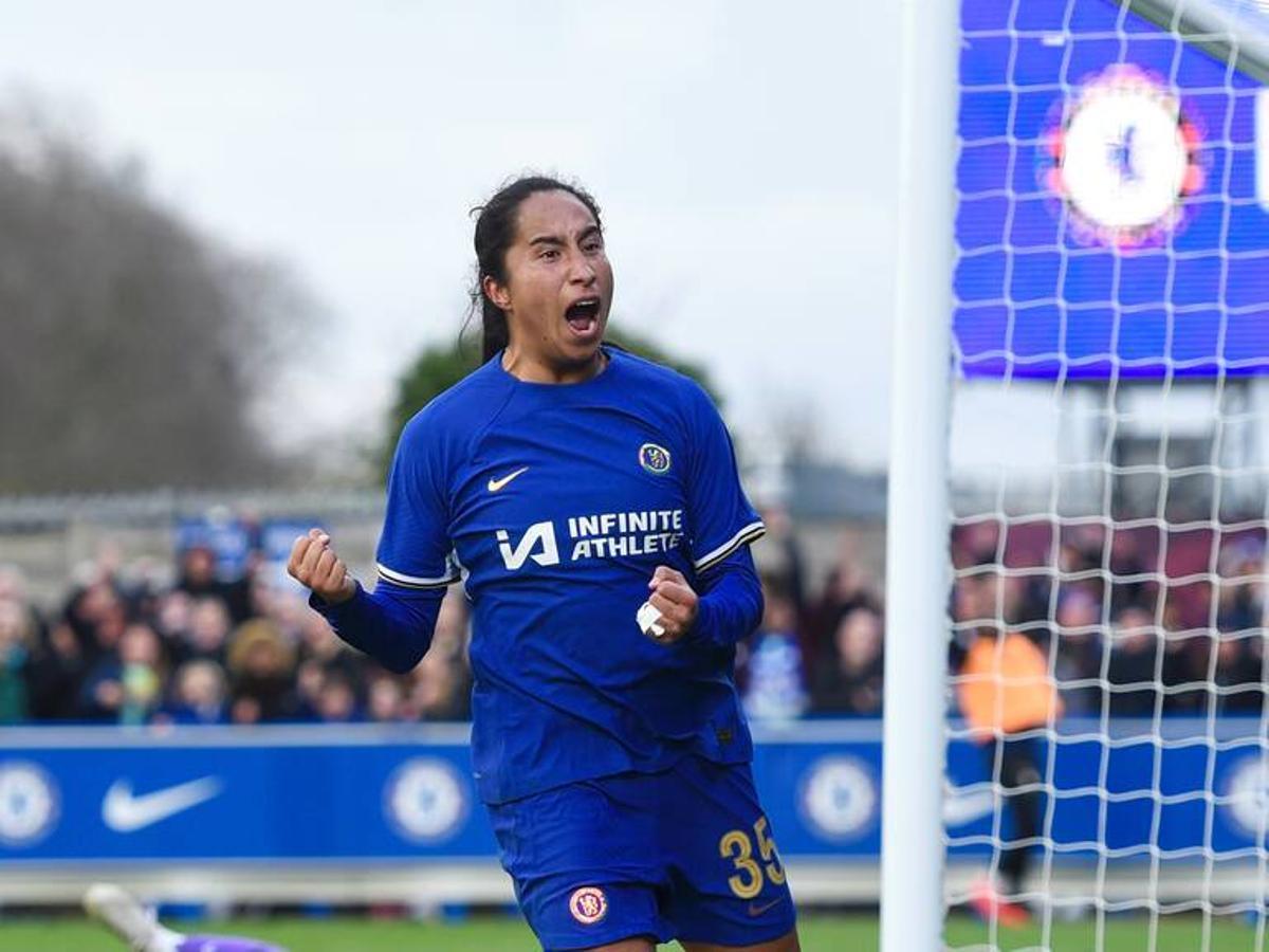 Mayra Ramírez celebra un gol con el Chelsea