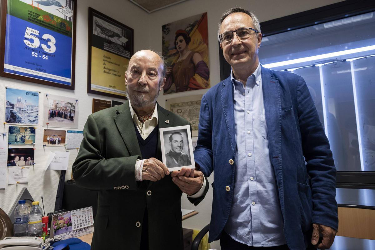 Antonio y José Luis Colomer Viadel, en el despacho del primero en la Facultad de ADE del campus de Vera.