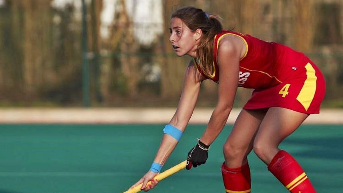 María López controla la bola en un partido con la selección  española. | Efe