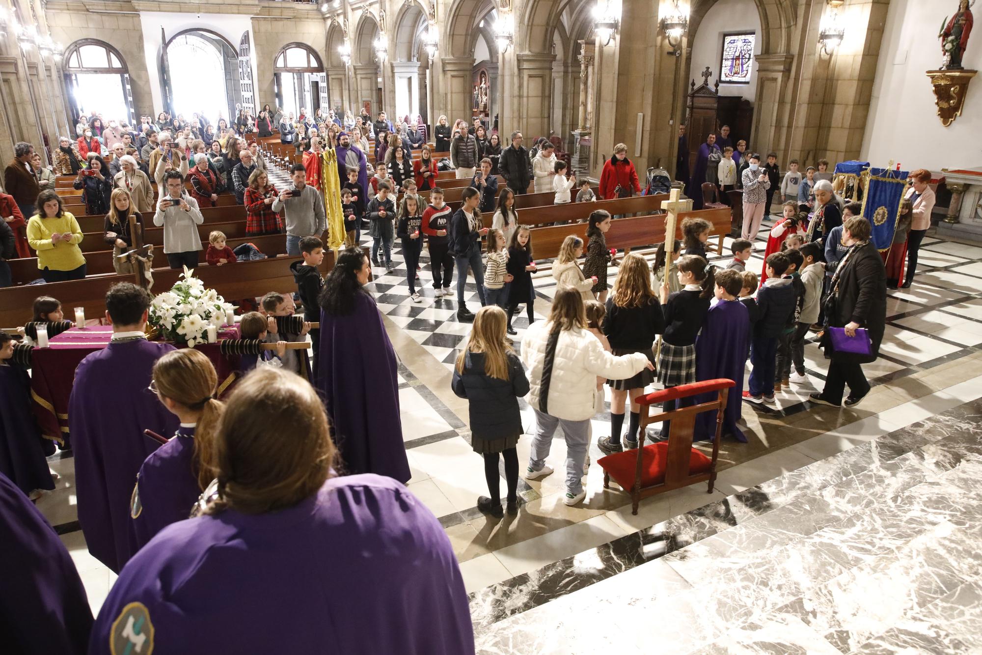 En imágenes: El Vía Crucis de los niños adelanta en San José la Semana Santa de Gijón