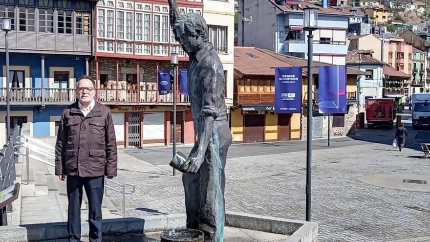 Félix Magdalena, junto al escanciador de Requejo, con la plaza al fondo. | D. M.