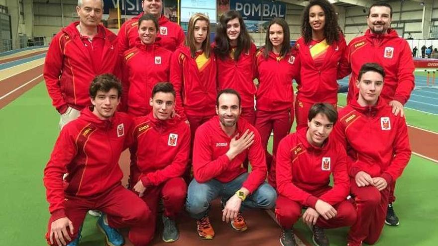 Gómez (el más alto), con técnicos, atletas y asistentes médicos.