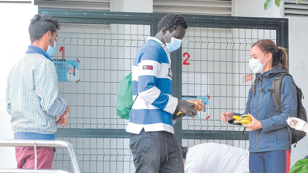 Reparto de comida a personas migrantes en las instalaciones de Alcaravaneras,.