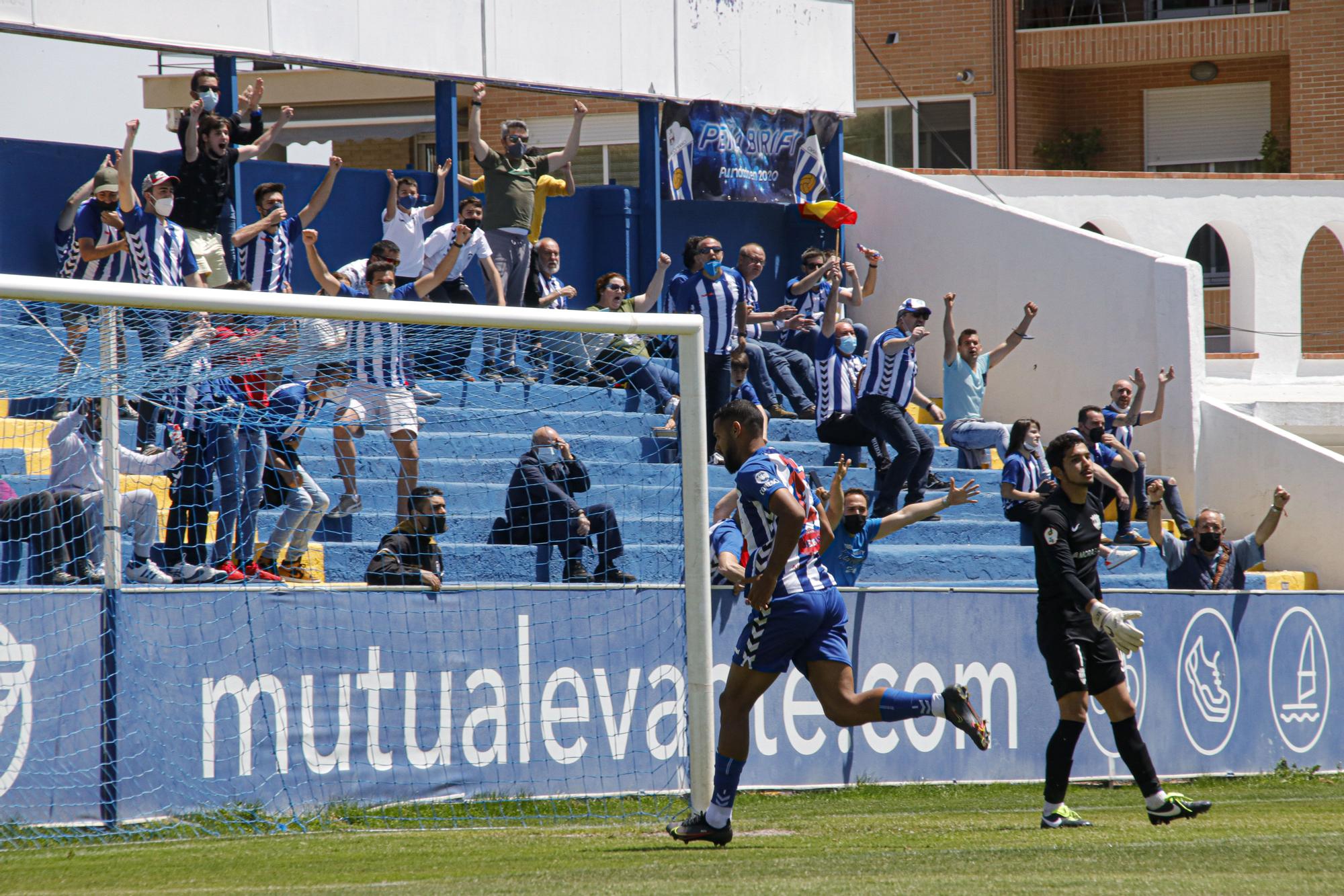 Goles y fiesta en la despedida del Alcoyano (2-3)