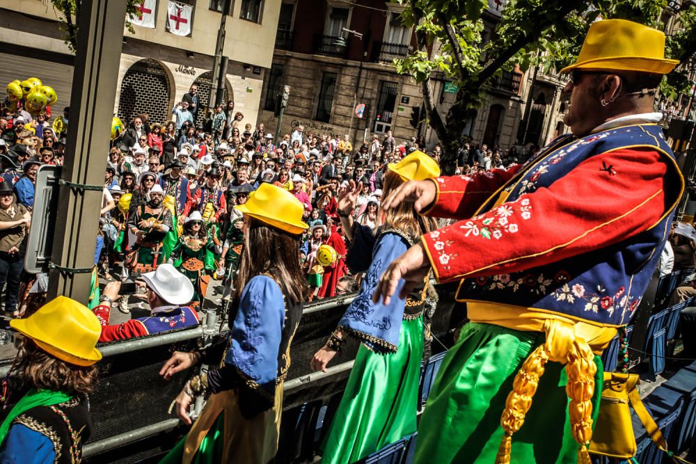 La procesión de la reliquia es uno de los actos que más agradan a los alcoyanos en el día dedicado al patrón San Jorge.