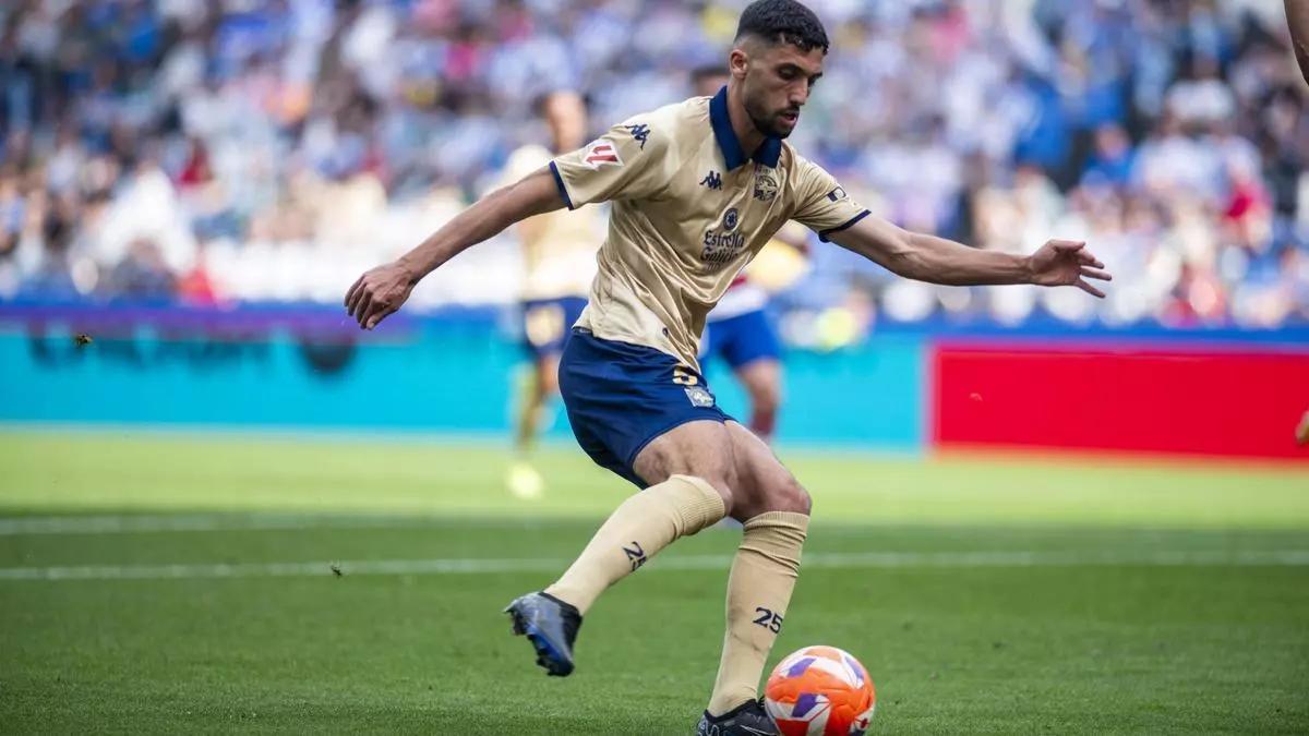 Zaka Eddahchouri controla el balón en un encuentro con el Deportivo, esta temporada.
