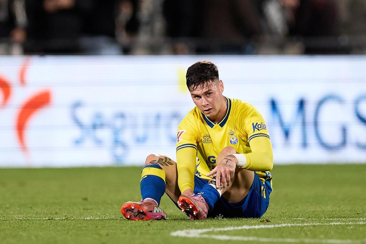 Sergio Barcia en el suelo de Castalia tras la derrota amarilla