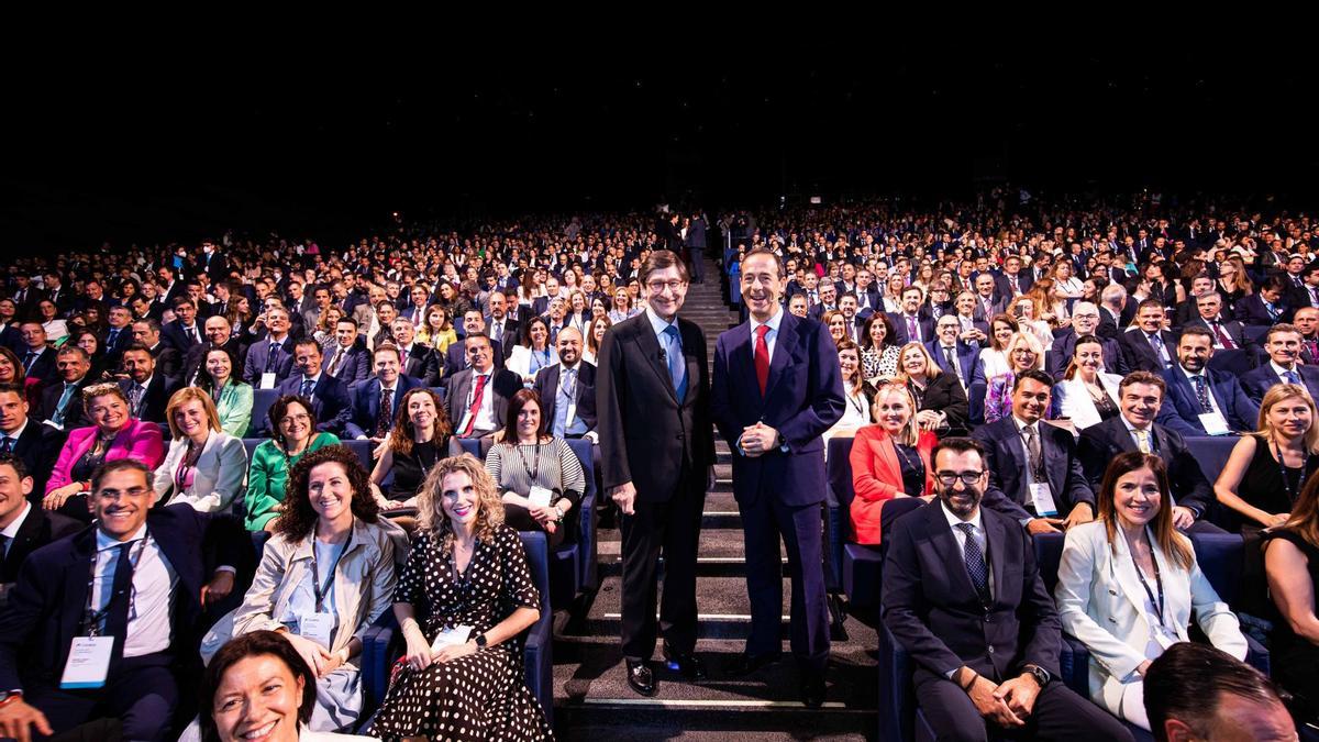 El presidente de CaixaBank, José Ignacio Goirigolzarri, y el consejero delegado, Gonzalo Gortázar