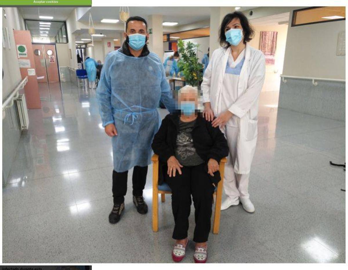 Bernabé Cano posa en la residencia el día que se vacunó.