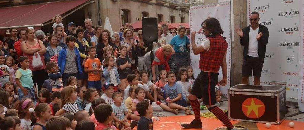 Los vilagarcianos disfrutaron con las actuaciones. // Noé Parga