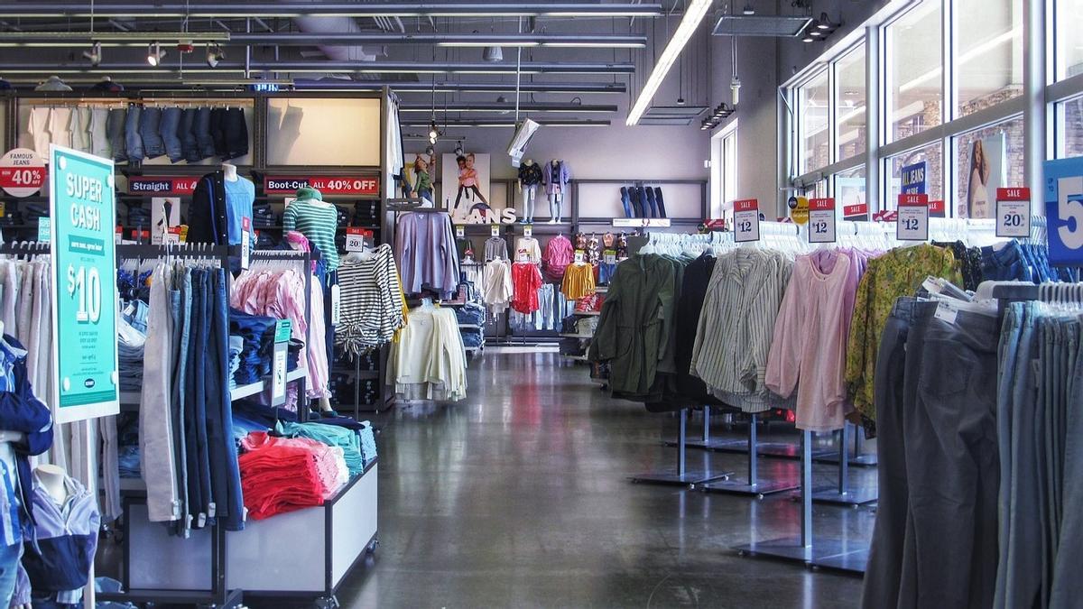 Imagen de archivo de una tienda de ropa con productos de oferta