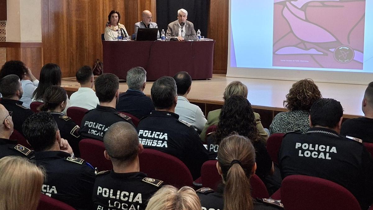 Representantes policiales de la Marina Alta escuchan a Javier Scotto, el autor del libro, José Antonio Monfort, el intendente jefe de Xàbia, y a Pepa Guardiola