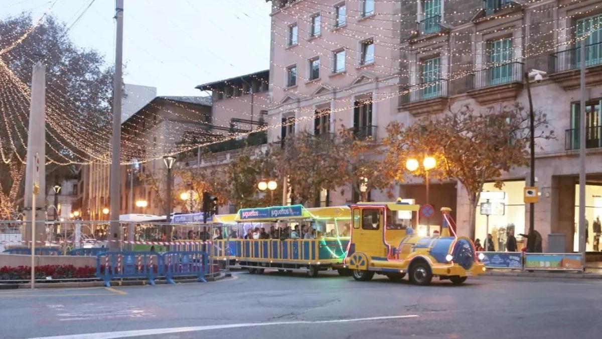 Einsteigen, Platz nehmen und sich durchs Zentrum schippern lassen.