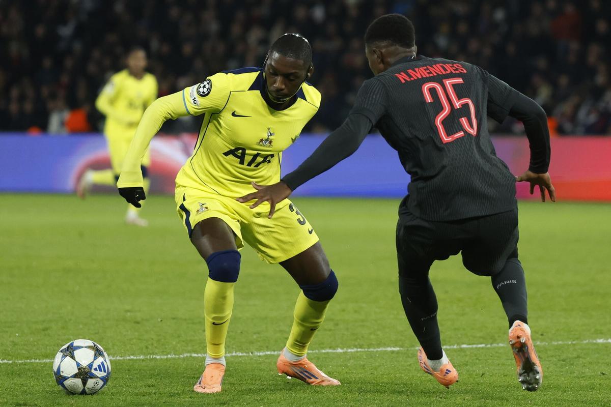 PARIS (France), 26/11/2025.- Nuno Mendes (R) of PSG in action against Randal Kolo Muani of Tottenham Hotspur during the UEFA Champions League league phase match between Paris Saint-Germain and Tottenham Hotspur in Paris, France, 26 November 2025. (Liga de Campeones, Francia) EFE/EPA/MOHAMMED BADRA