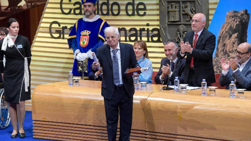 El poeta Juan Jiménez, en marzo de 2016 tras recibir el Can de Plata de las Artes que le concedió el Cabildo de Gran Canaria.