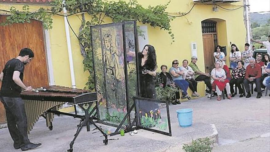 Una fiesta cultural al aire libre en Mas de Flors une música y pintura