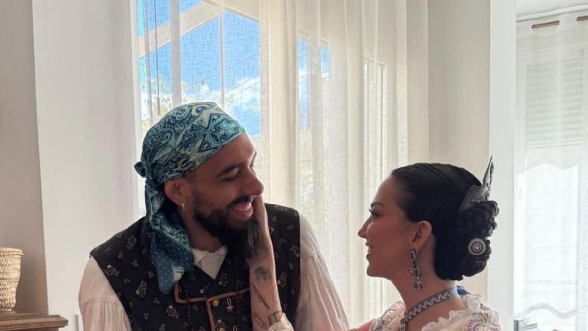 Borja Iglesias y María Valero, vestidos de falleros.