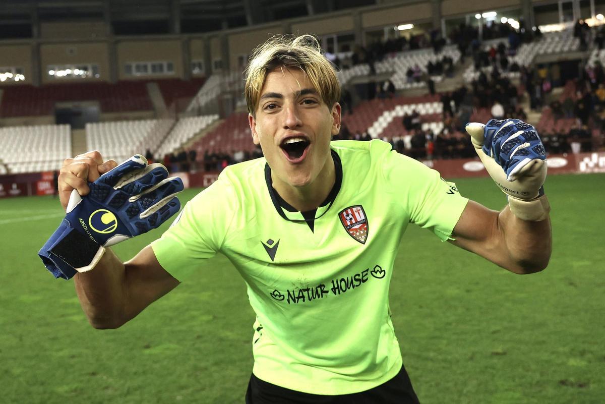 Pol Arnau celebrant, encara vestit de porter, la victòria contra el Girona a la Copa amb el Logroñés