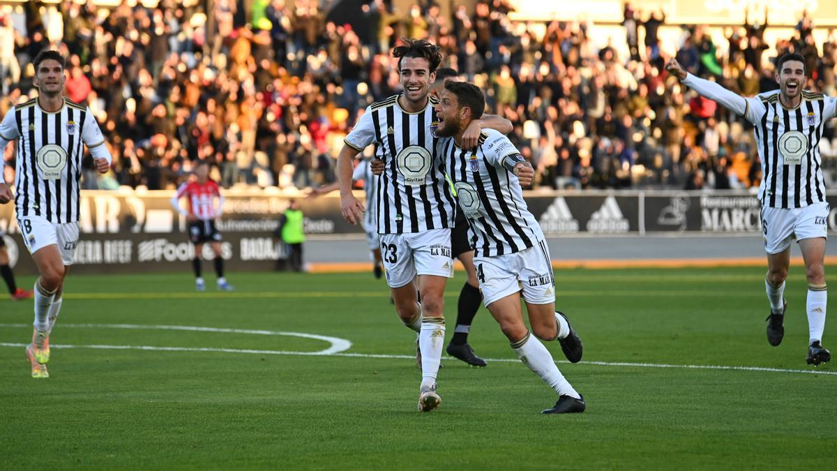 Jugadores del CD Badajoz, celebrando un gol en el partido contra la SD Logroñés.