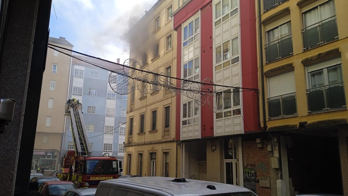 Las llamas han provocado una densa humerada dentro del inmueble de Pontepedriña