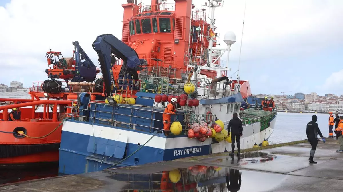Rescatados los 11 tripulantes de un pesquero francés con una vía de agua frente a la costa de A Coruña