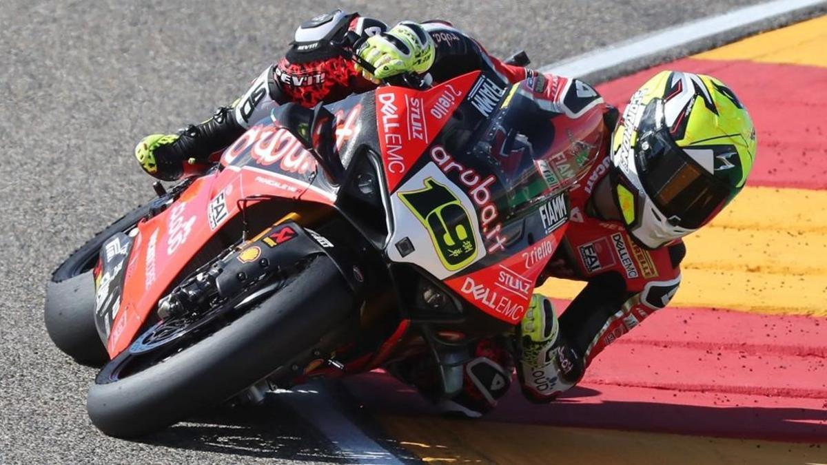 Álvaro Bautista (DucatI), después de levantarse de la caída de hoy, en Misano.