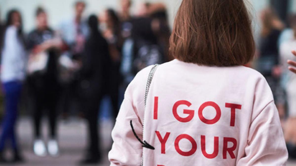 Esta camiseta con mensaje se está convirtiendo en la nueva obsesión de las famosas