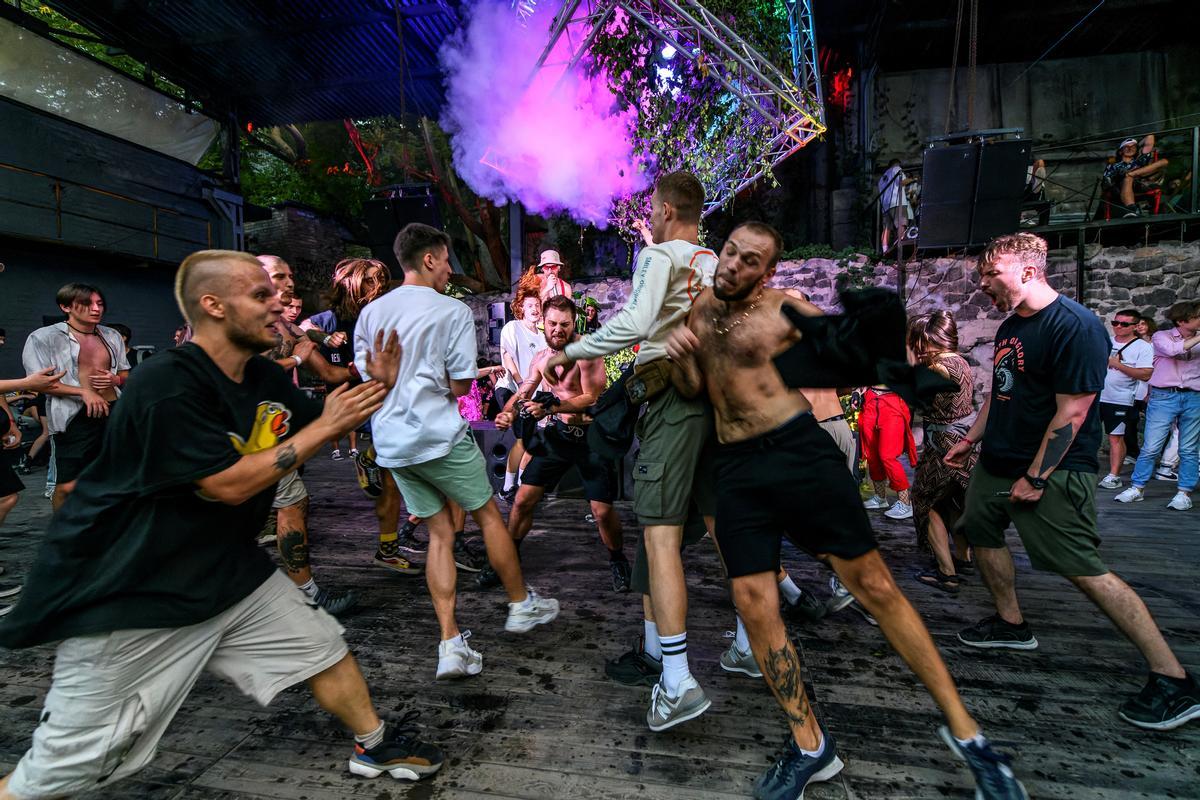 Jóvenes bailan en una fiesta rave celebrada en el centro de Kiev, Ucrania.