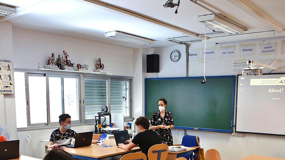 Un grupo de alumnos y su profesora durante una clase.  | MANUEL MURILLO